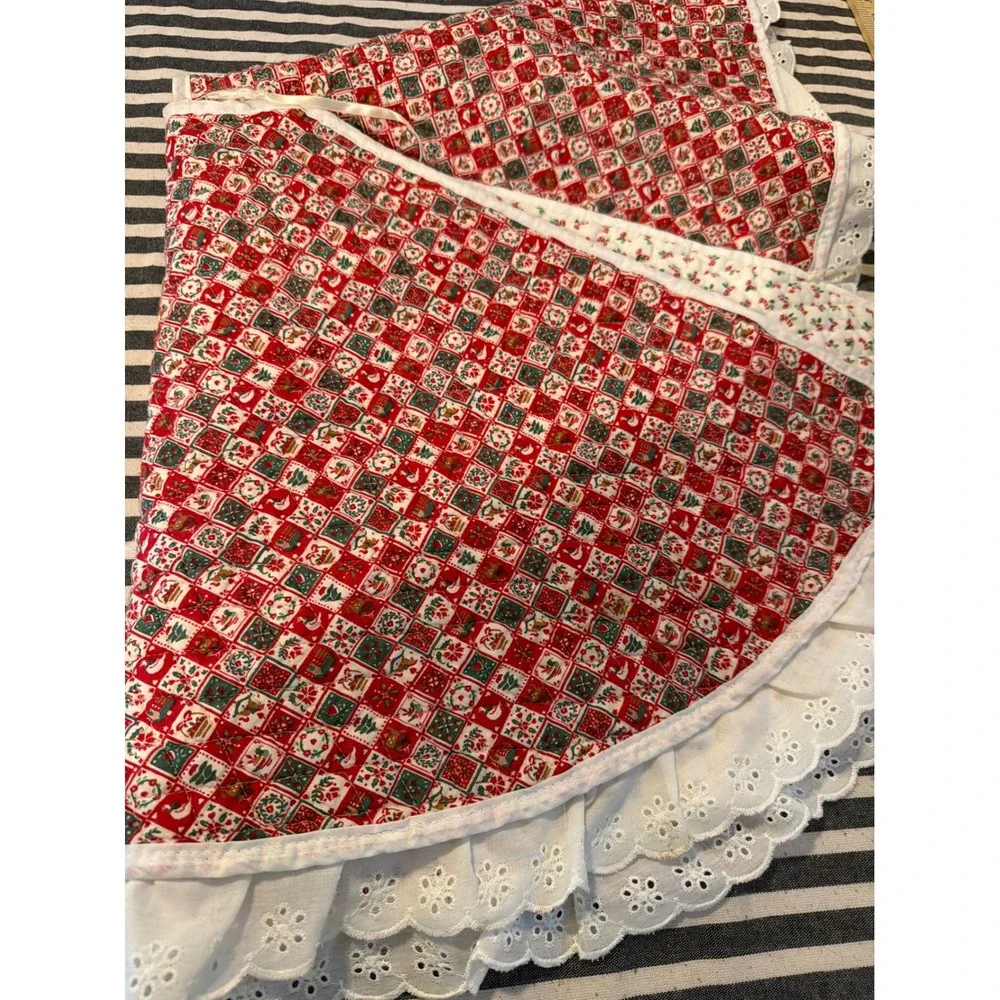 Vintage Reversible Quilted Christmas Tree Skirt Red Green Patchwork Eyelet Lace